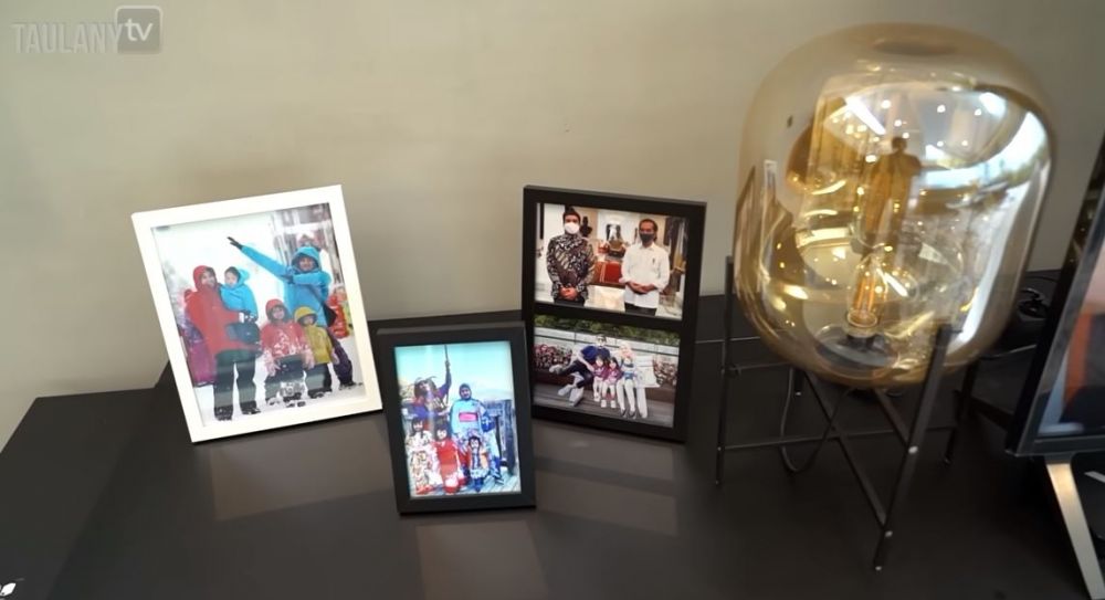 Pemandangannya langsung kolam renang, intip 10 potret kamar tidur Desta di rumah penuh kamuflase