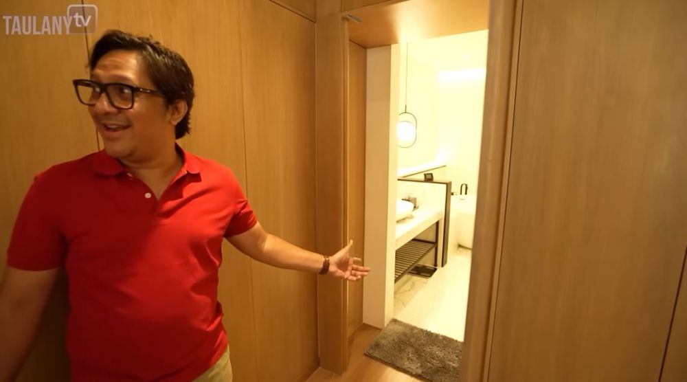 Pemandangannya langsung kolam renang, intip 10 potret kamar tidur Desta di rumah penuh kamuflase