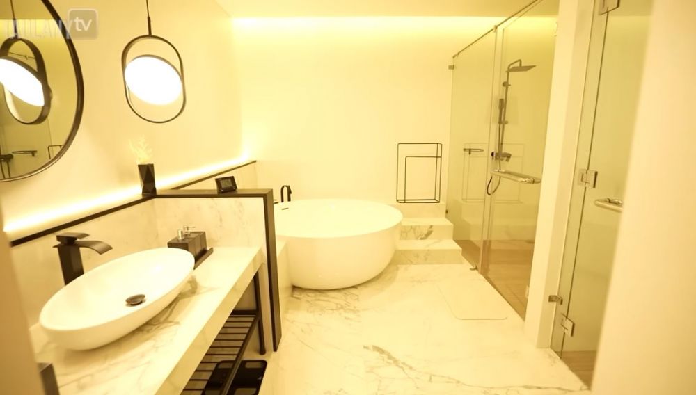 Pemandangannya langsung kolam renang, intip 10 potret kamar tidur Desta di rumah penuh kamuflase