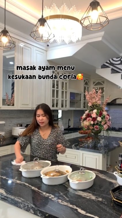 Usia 25 punya rumah dengan dapur mewah tapi jarang dipakai, ini 9 potret ruang masak Melvina Husyanti