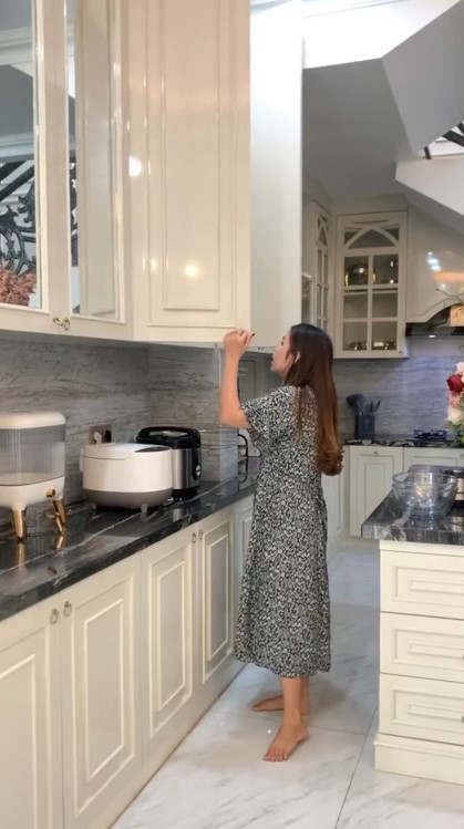 Usia 25 punya rumah dengan dapur mewah tapi jarang dipakai, ini 9 potret ruang masak Melvina Husyanti