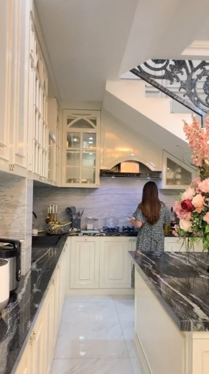 Usia 25 punya rumah dengan dapur mewah tapi jarang dipakai, ini 9 potret ruang masak Melvina Husyanti