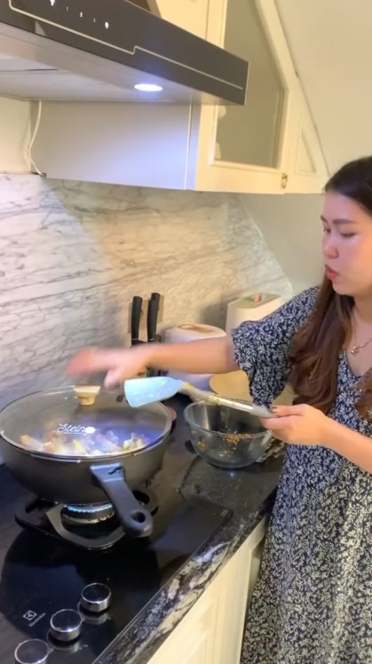 Usia 25 punya rumah dengan dapur mewah tapi jarang dipakai, ini 9 potret ruang masak Melvina Husyanti