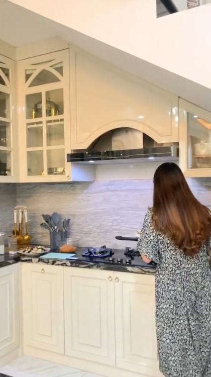 Usia 25 punya rumah dengan dapur mewah tapi jarang dipakai, ini 9 potret ruang masak Melvina Husyanti