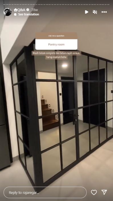 Ruang tempat simpan makanan bak di minimarket, ini 11 potret dapur Alika Islamadina bergaya industrial