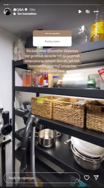 Ruang tempat simpan makanan bak di minimarket, ini 11 potret dapur Alika Islamadina bergaya industrial