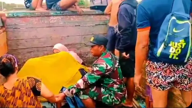 Viral aksi heroik TNI di Kalbar, evakuasi ibu hamil saat banjir hingga bantu persalinan di truk