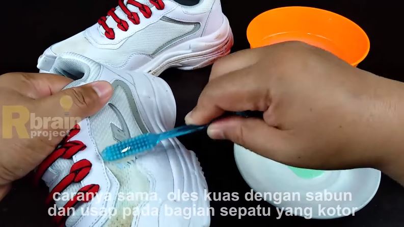 Tak usah dijemur, ini trik membersihkan sepatu kotor dekil jadi putih lagi cuma tambah 1 bahan dapur