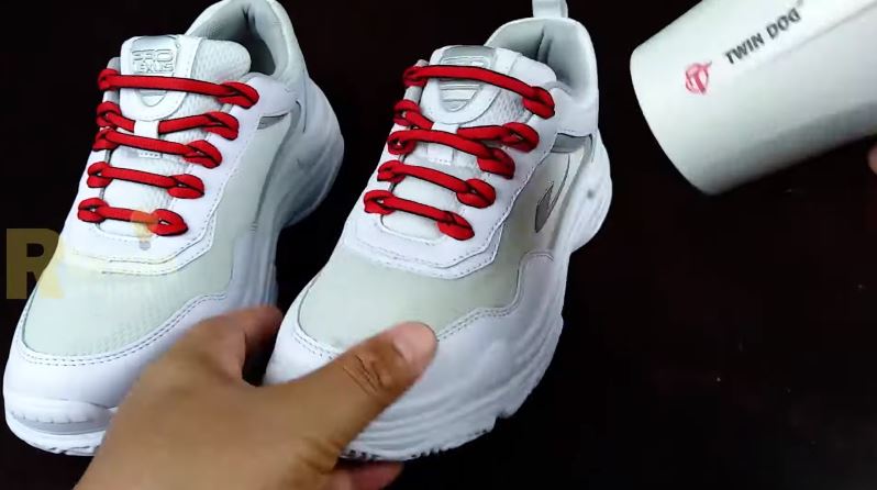 Tak usah dijemur, ini trik membersihkan sepatu kotor dekil jadi putih lagi cuma tambah 1 bahan dapur