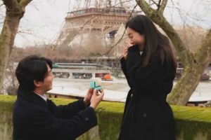 Viral potret Taecyeon 2PM diduga lamar pacar di Paris