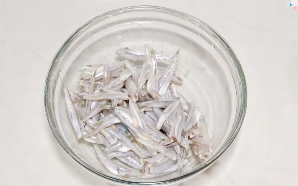 Tanpa tepung, begini cara menggoreng ikan teri basah agar super renyah dan gurih