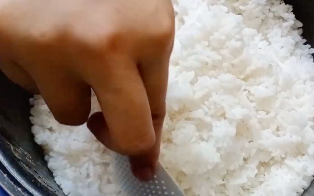 Trik sederhana agar nasi pulen tetap enak sampai esok hari, nggak keras dan kering