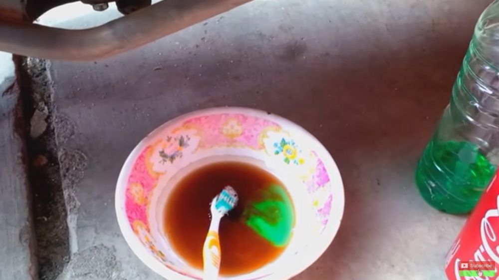 Trik mudah bersihkan karat di knalpot pakai 1 jenis minuman, tanpa perlu diampelas