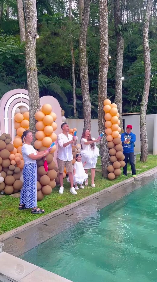 9 Momen Siti Badriah umumkan jenis kelamin anak kedua, ekspresi syok Krisjiana jadi sorotan