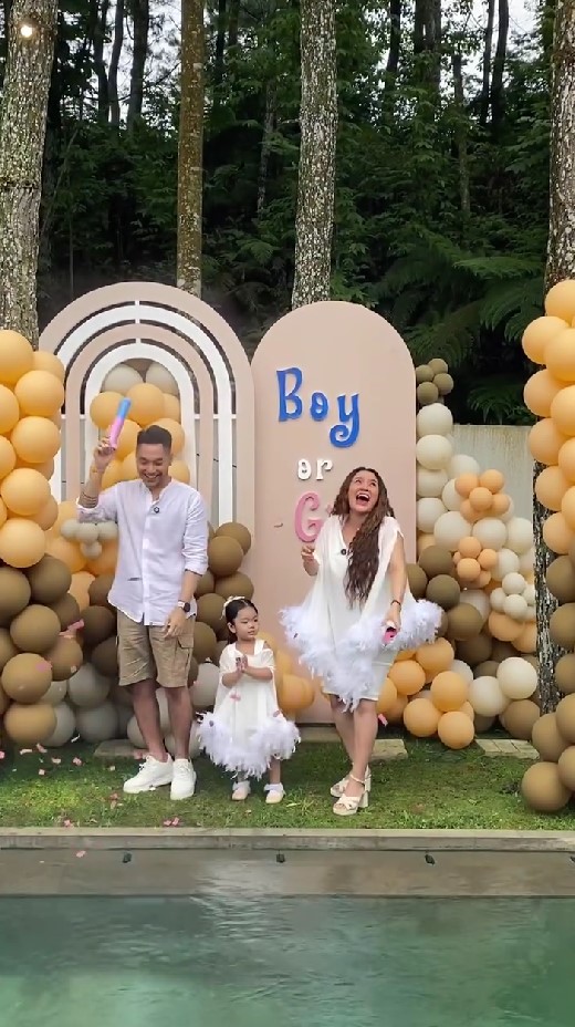 9 Momen Siti Badriah umumkan jenis kelamin anak kedua, ekspresi syok Krisjiana jadi sorotan