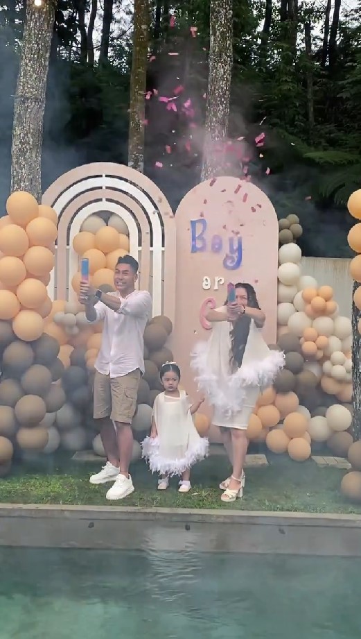 9 Momen Siti Badriah umumkan jenis kelamin anak kedua, ekspresi syok Krisjiana jadi sorotan