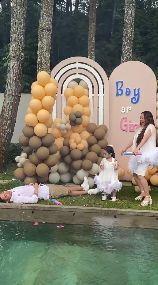 9 Momen Siti Badriah umumkan jenis kelamin anak kedua, ekspresi syok Krisjiana jadi sorotan