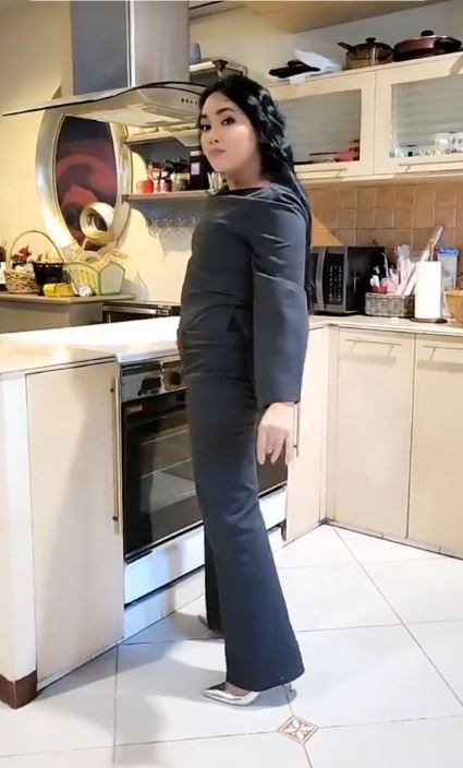 Cover kompor bisa buat top table, intip 11 potret dapur Dewi Gita di rumah bergaya klasik