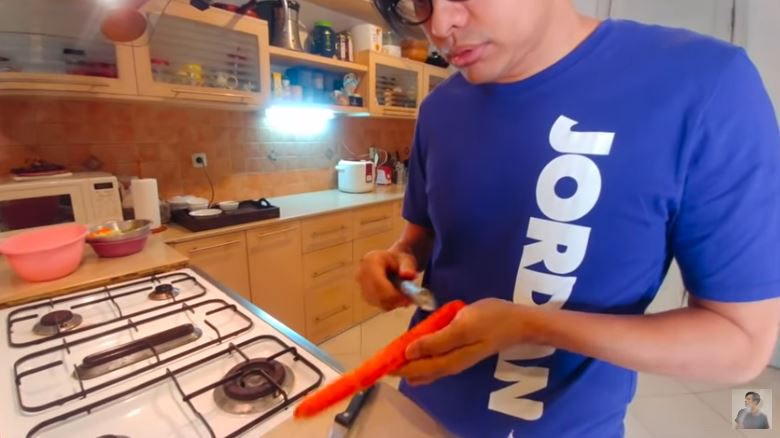 Cover kompor bisa buat top table, intip 11 potret dapur Dewi Gita di rumah bergaya klasik