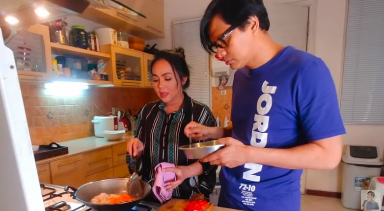 Cover kompor bisa buat top table, intip 11 potret dapur Dewi Gita di rumah bergaya klasik