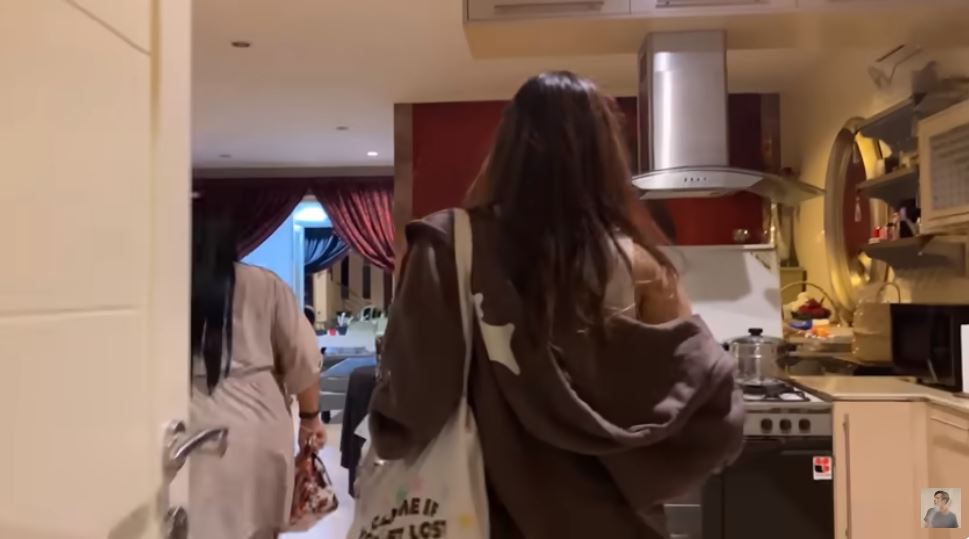 Cover kompor bisa buat top table, intip 11 potret dapur Dewi Gita di rumah bergaya klasik