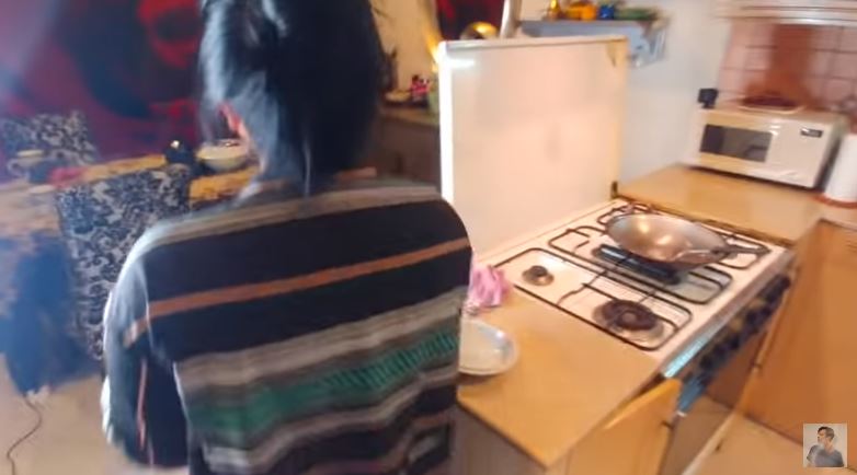 Cover kompor bisa buat top table, intip 11 potret dapur Dewi Gita di rumah bergaya klasik