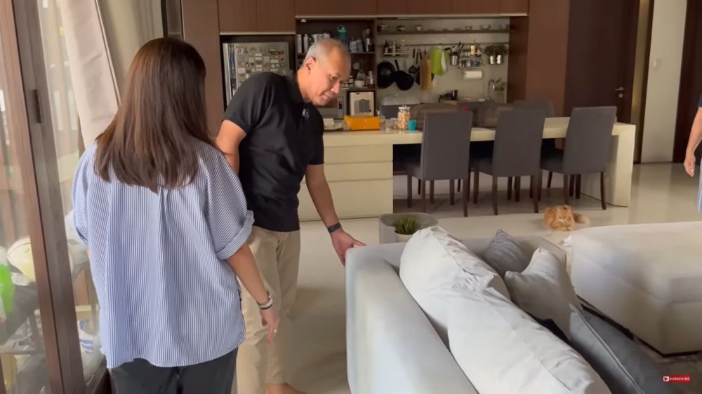 Punya dapur minimalis penuh perabotan gantung, 10 potret dapur Ersa Mayori ini kece ditata estetik