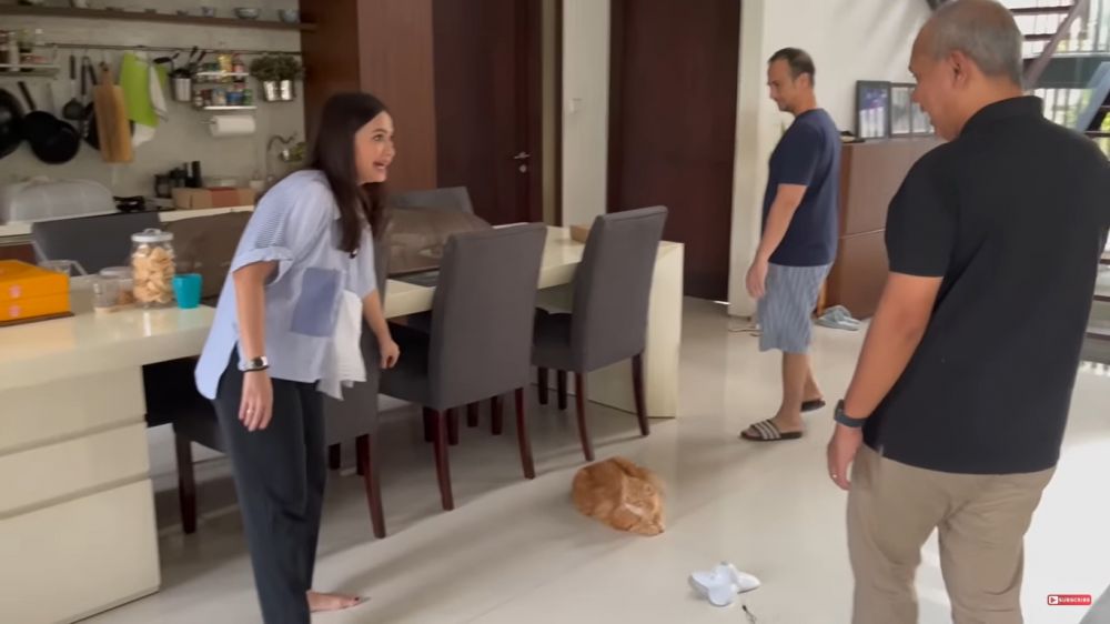 Punya dapur minimalis penuh perabotan gantung, 10 potret dapur Ersa Mayori ini kece ditata estetik