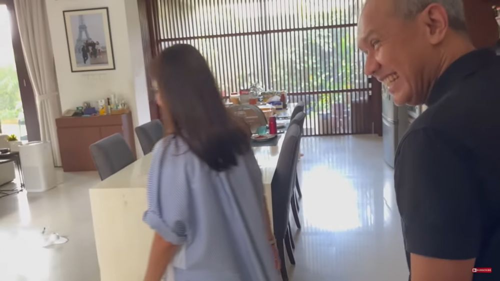 Punya dapur minimalis penuh perabotan gantung, 10 potret dapur Ersa Mayori ini kece ditata estetik