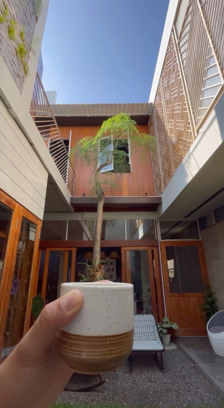 Punya dapur unik didesain ala warung kopi, intip 9 potret tempat masak Rio Febrian di rumah Jogja