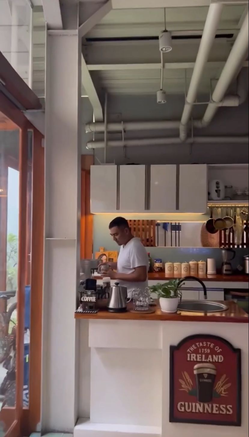 Punya dapur unik didesain ala warung kopi, intip 9 potret tempat masak Rio Febrian di rumah Jogja