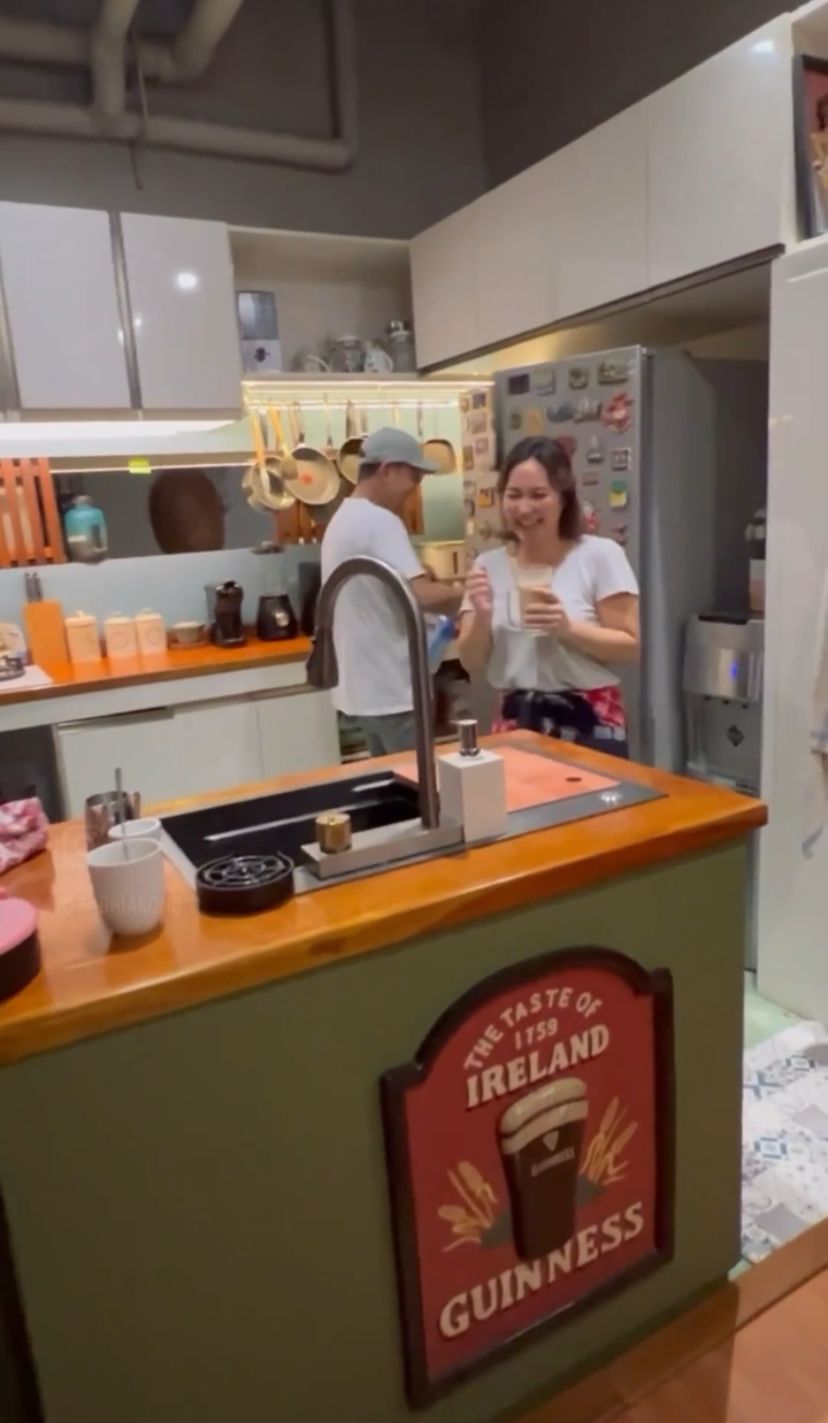 Punya dapur unik didesain ala warung kopi, intip 9 potret tempat masak Rio Febrian di rumah Jogja