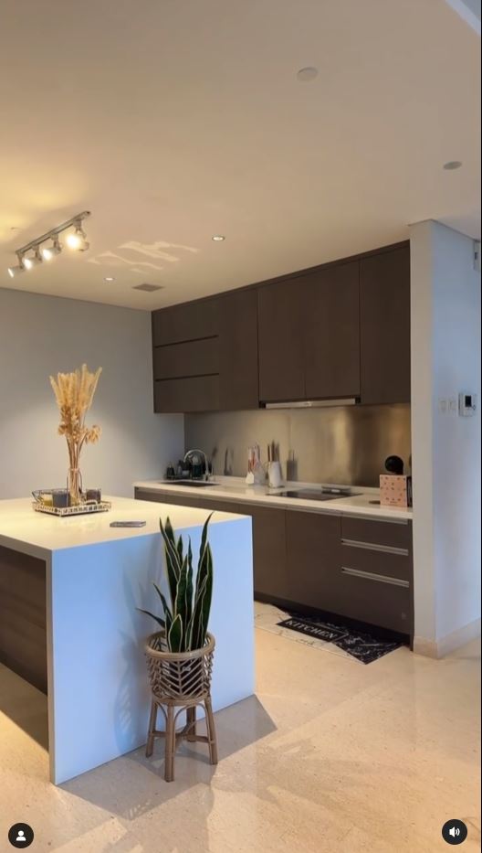 Tak banyak perabot, 11 potret makeover dapur apartemen Melaney Ricardo ini kece jadi spot ngonten