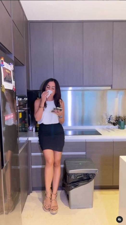 Tak banyak perabot, 11 potret makeover dapur apartemen Melaney Ricardo ini kece jadi spot ngonten