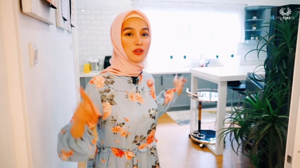Bukan lagi artis usai jadi mantu penyanyi top Malaysia, intip 9 potret dapur sederhana Tya Arifin