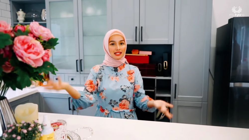 Bukan lagi artis usai jadi mantu penyanyi top Malaysia, intip 9 potret dapur sederhana Tya Arifin