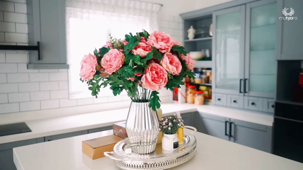 Bukan lagi artis usai jadi mantu penyanyi top Malaysia, intip 9 potret dapur sederhana Tya Arifin