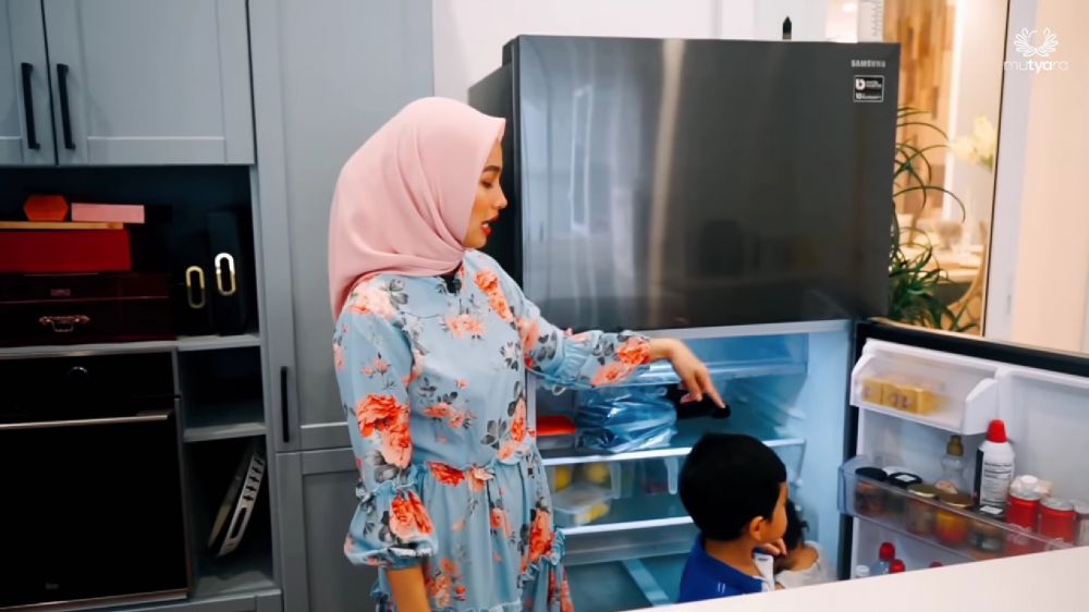 Bukan lagi artis usai jadi mantu penyanyi top Malaysia, intip 9 potret dapur sederhana Tya Arifin