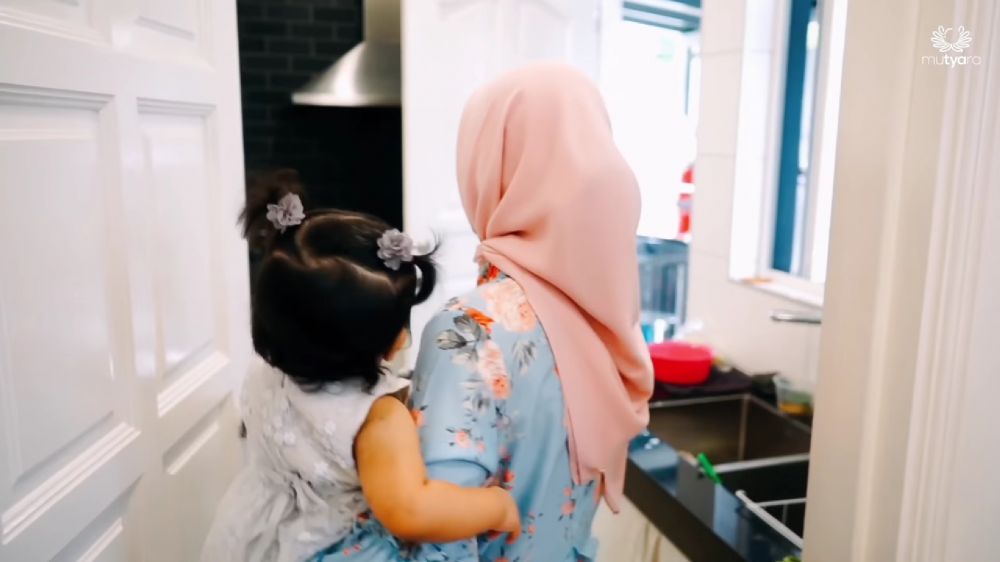 Bukan lagi artis usai jadi mantu penyanyi top Malaysia, intip 9 potret dapur sederhana Tya Arifin