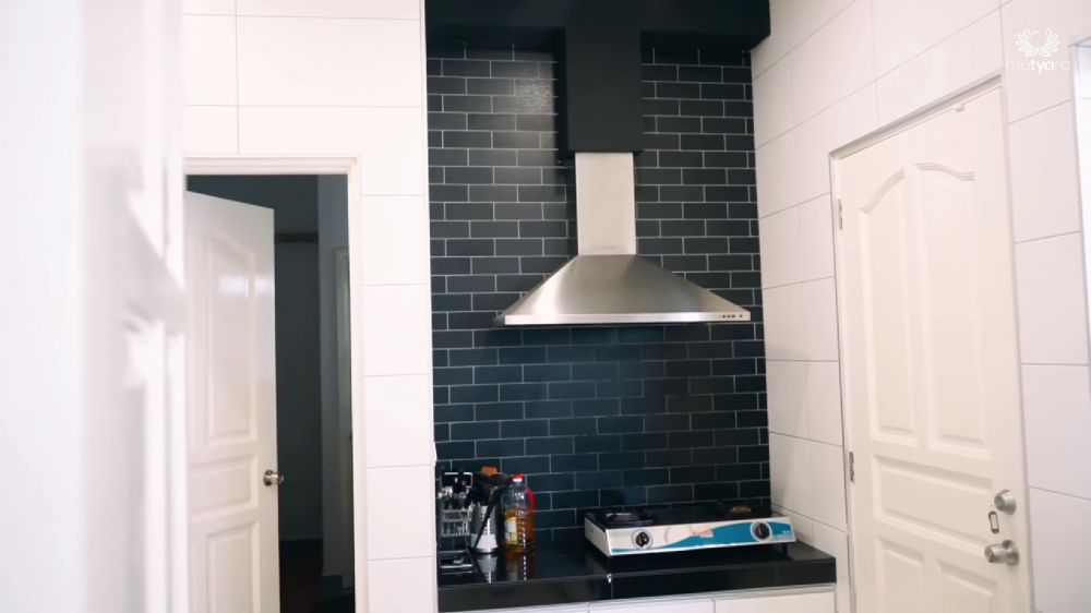 Bukan lagi artis usai jadi mantu penyanyi top Malaysia, intip 9 potret dapur sederhana Tya Arifin