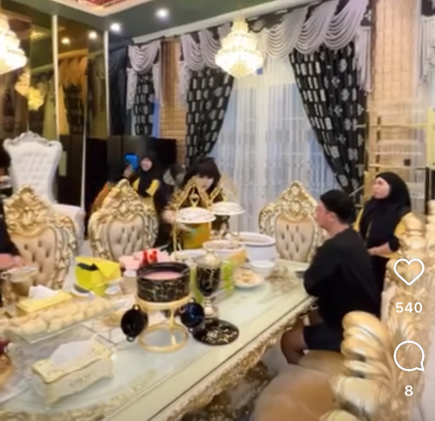 Punya meja Rp 200 juta, intip 9 potret ruang makan bos skincare Mami Sultan, penuh perabot nuansa emas