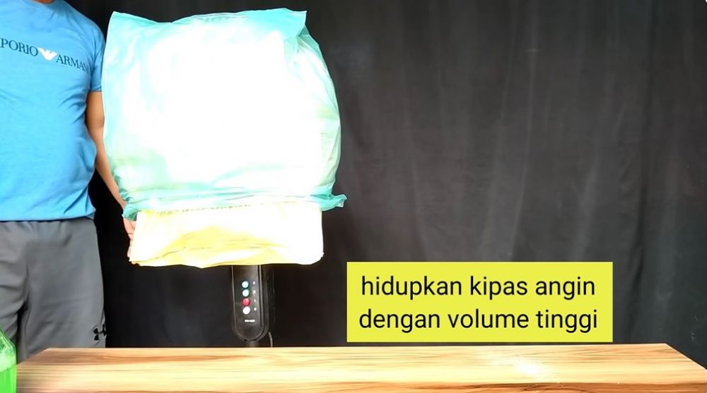 Trik simpel bersihkan debu kipas angin cuma 5 menit tanpa perlu dibongkar, cepat pakai 2 bahan dapur