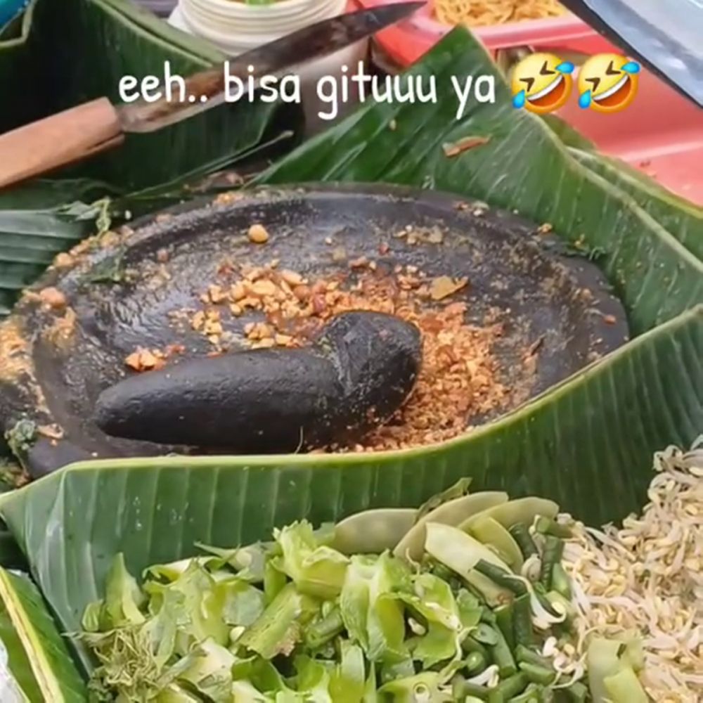 Cara pedagang lotek mengulek bumbu kacang ini 'melawan tradisi', hasilnya ternyata dinilai sempurna