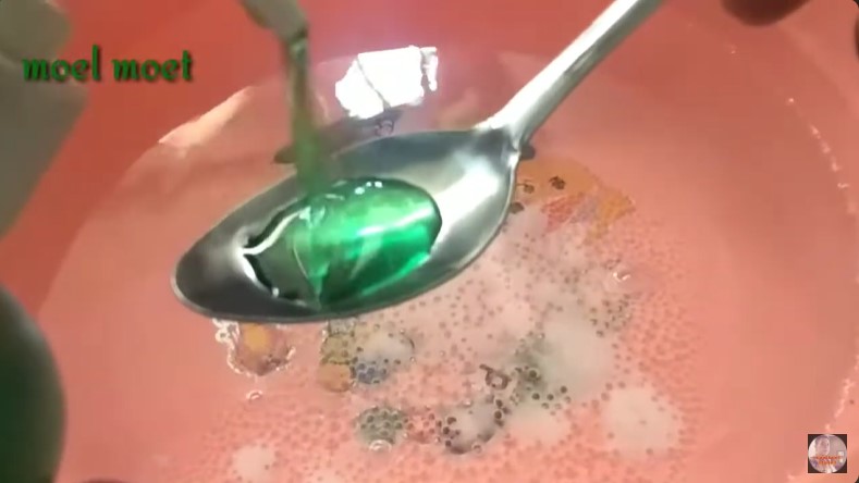 Trik bersihkan handuk dekil tanpa direndam sitrun ala bapak-bapak, tambah 3 bahan dapur jadi kinclong