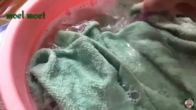 Trik bersihkan handuk dekil tanpa direndam sitrun ala bapak-bapak, tambah 3 bahan dapur jadi kinclong