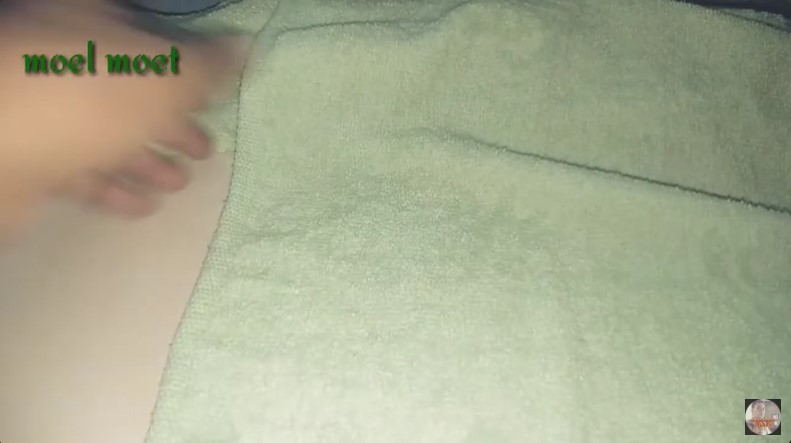 Trik bersihkan handuk dekil tanpa direndam sitrun ala bapak-bapak, tambah 3 bahan dapur jadi kinclong