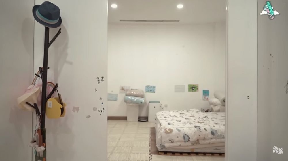 Interiornya minimalis ala Jepang, 9 potret kamar anak Raditya Dika ada connecting door bak di hotel