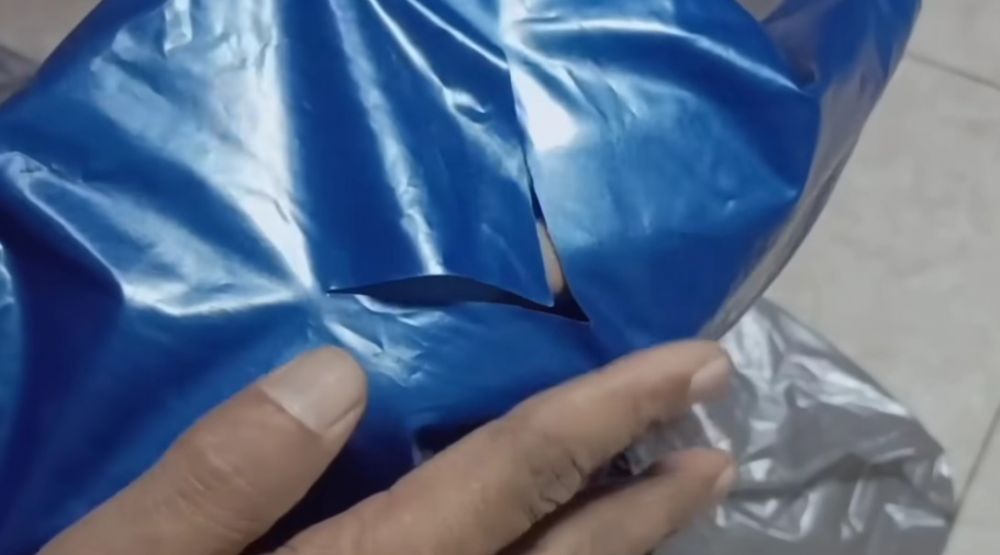 Bukan pakai lem, ini trik tambal jas hujan sobek jadi bisa dipakai lagi, cuma dengan 1 bahan sederhana