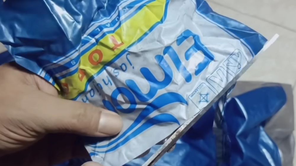 Bukan pakai lem, ini trik tambal jas hujan sobek jadi bisa dipakai lagi, cuma dengan 1 bahan sederhana