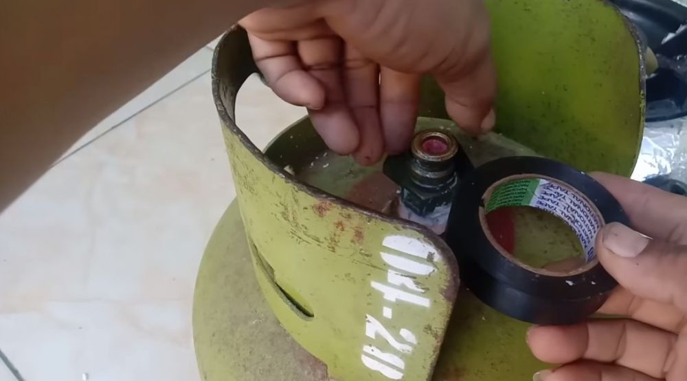 Tak perlu repot ganti karet seal, ini trik jitu atasi tabung gas mendesis cuma pakai 1 bahan perekat